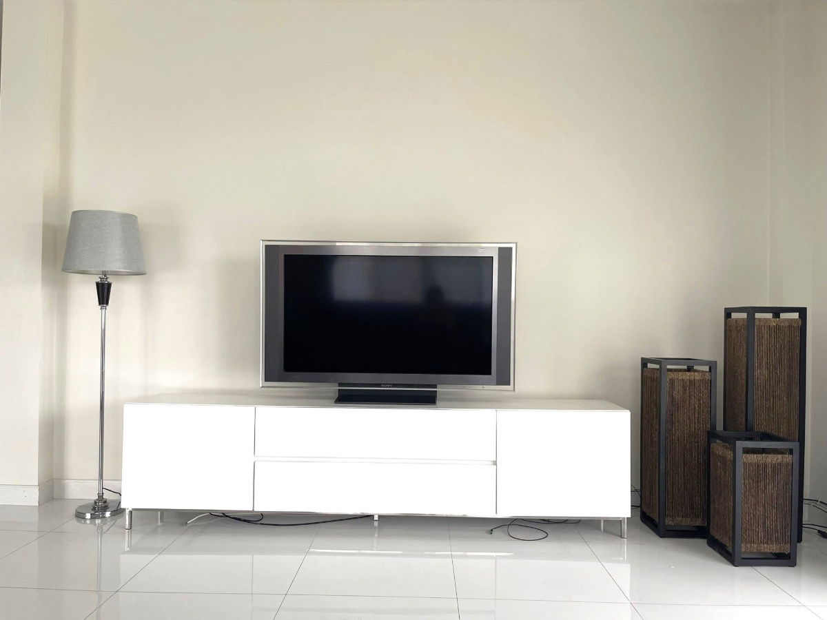 picture  Two storey house for rent with 5 bedrooms,5 toilets and 1 kitchen.  - 3/25