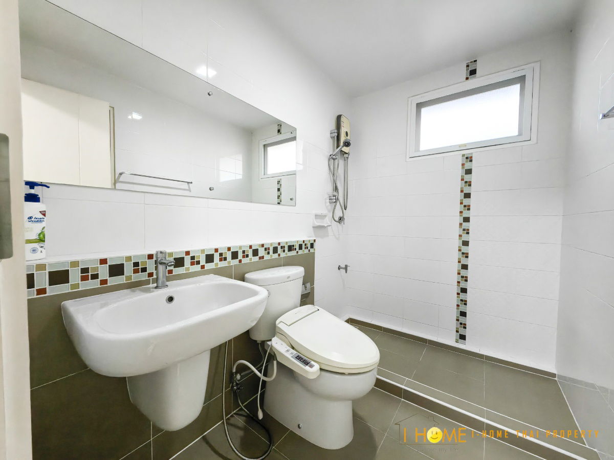 picture  Two storey house for rent with 3 bedrooms,2 toilets and 1 kitchen.  - 19/27