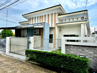 Twin houses for sale Bang Lamung Chonburi : Newly renovated semi detached house in Soi nernplubwan for sale