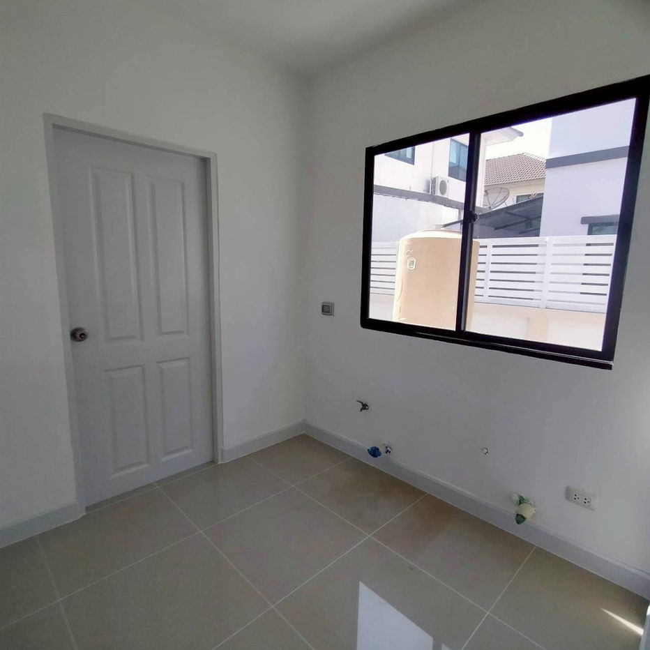 รูป บ้านแฝด ลาดกระบัง หลวงแพ่ง หมู่บ้านโมดิวิลล่า บ้านหลังมุม วิวดี ใกล้สุวรรณภูมิ นัดชม/จอง 085-318-6868 - รูปที่ 8/23