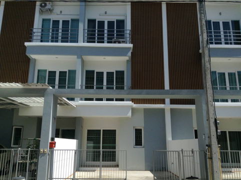 Three-storey townhouse for rent  with  3 bedrooms   and 3 toilets.
