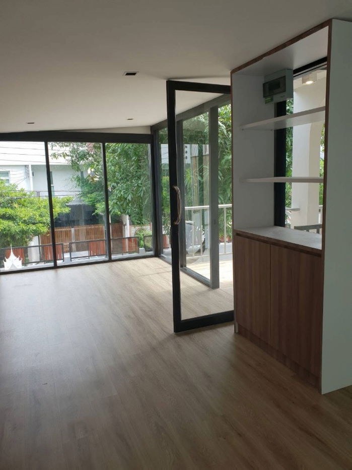 picture Home Office for Rent on Sukhumvit 64 – Excellent Location Only 700 meters from BTS Punnawithi Large land size: 100 sq.w., with parking for 7–8 cars - 18/20