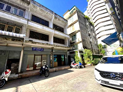 Townhouses for rent MRT Queen Sirikit National Convention Center   : For rent, for rent, for rent, townhouse, Sukhumvit 20, cheap price, interested, Line: @951qfbfi