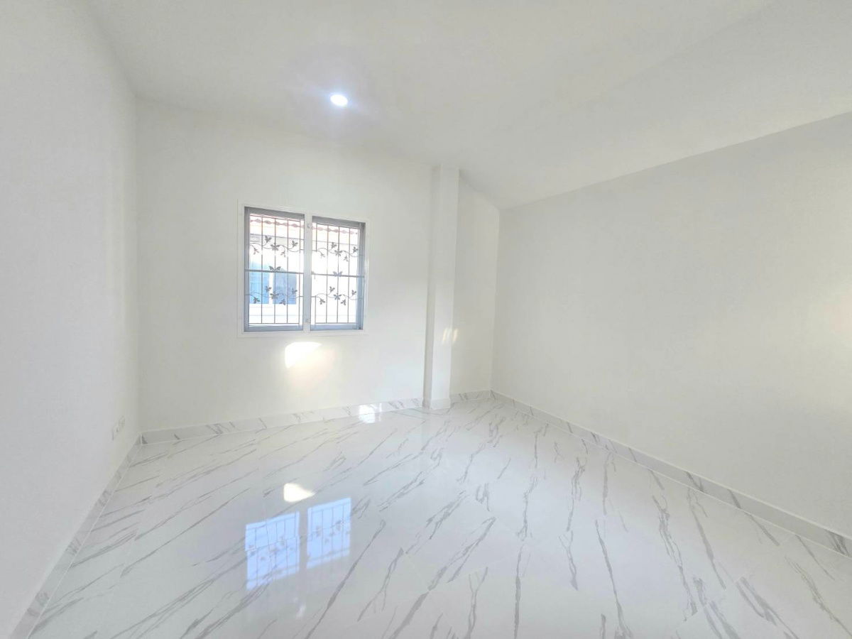 รูป บ้านแฝด ตกแต่งรีโนเวทใหม่ กว้างขวาง ทำเลดี เดินทางสะดวก หมู่บ้าน บุณฑริก นิวสไตล์   ต.ลาดสวาย อ.ลำลูกกา จ.ปทุมธานี  - รูปที่ 33/39