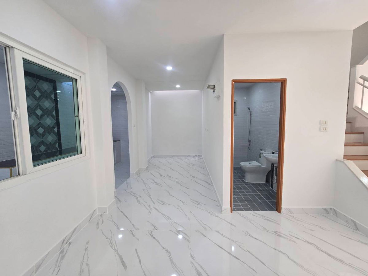 รูป บ้านแฝด ตกแต่งรีโนเวทใหม่ กว้างขวาง ทำเลดี เดินทางสะดวก หมู่บ้าน บุณฑริก นิวสไตล์   ต.ลาดสวาย อ.ลำลูกกา จ.ปทุมธานี  - รูปที่ 14/39