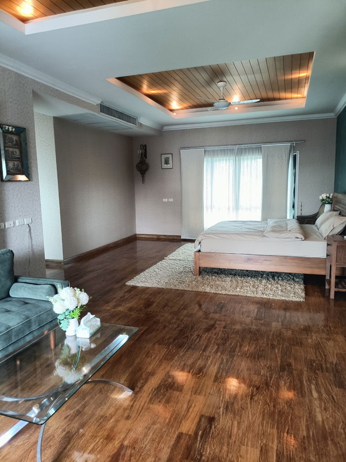 picture Luxury house near Windmill Golf Course, 137 sq. wah, with a jacuzzi in a beautiful front garden. - 2/7