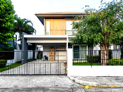 Houses for rent San Kamphaeng Chiang Mai :  Two storey house for rent with 3 bedrooms,2 toilets and 1 kitchen. 