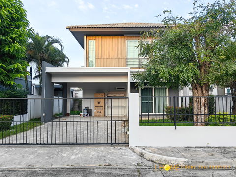  Two storey house for rent with 3 bedrooms,2 toilets and 1 kitchen. 