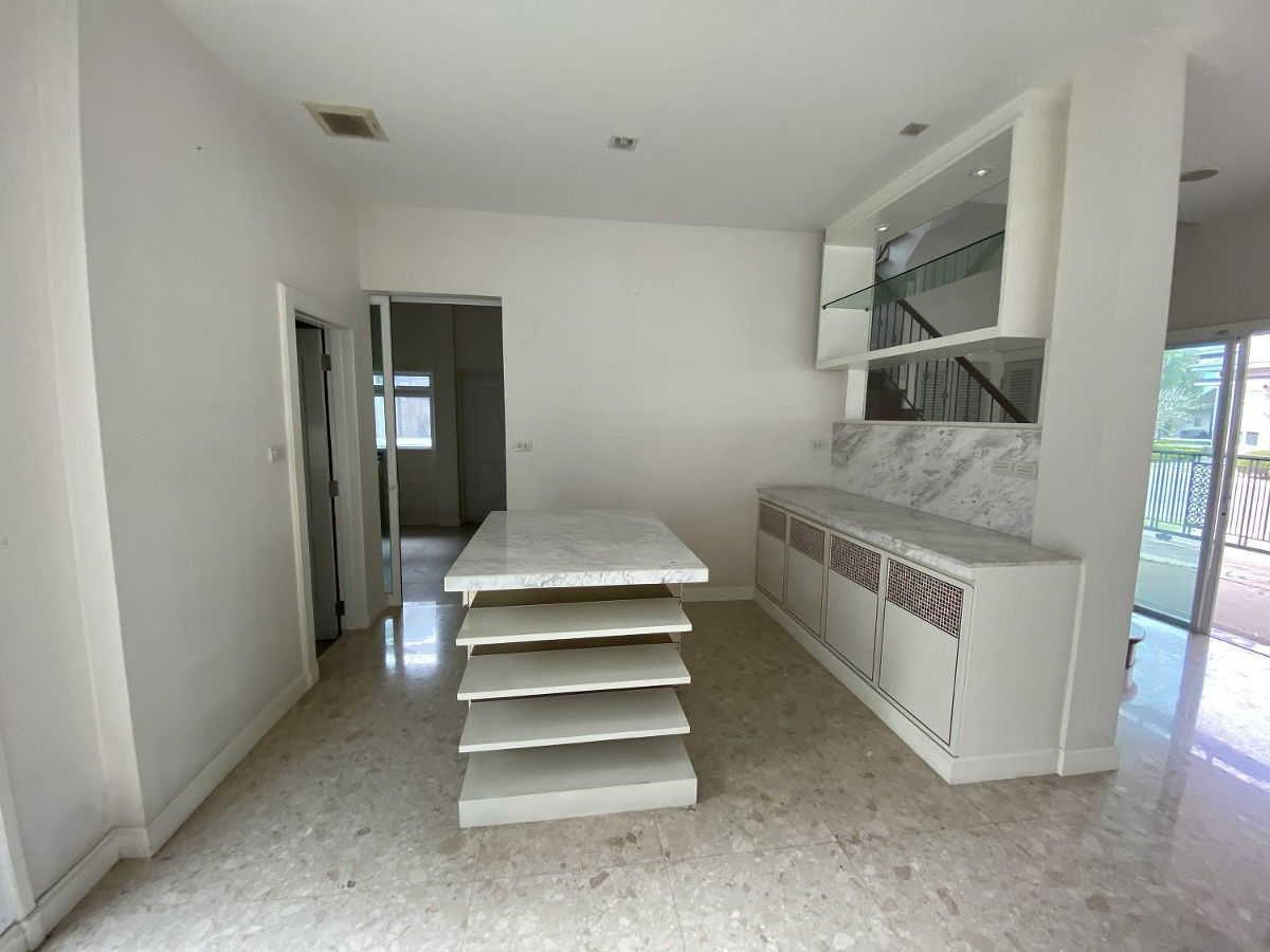 picture OEH97176 –For Sale: 3-Story detached house, 5 bedrooms, 7 bathrooms with private swimming pool, at Grand Bangkok Boulevard, Rama 9-Srinagarindra.     - 5/6