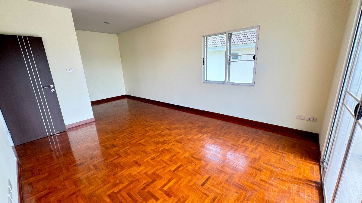 picture 💎 Rare Item! Stunning 2-story detached house, fully renovated and ready to move in.  112 sq.w., 4 bedrooms, 3 bathrooms, Flood Free‼️ - 11/16