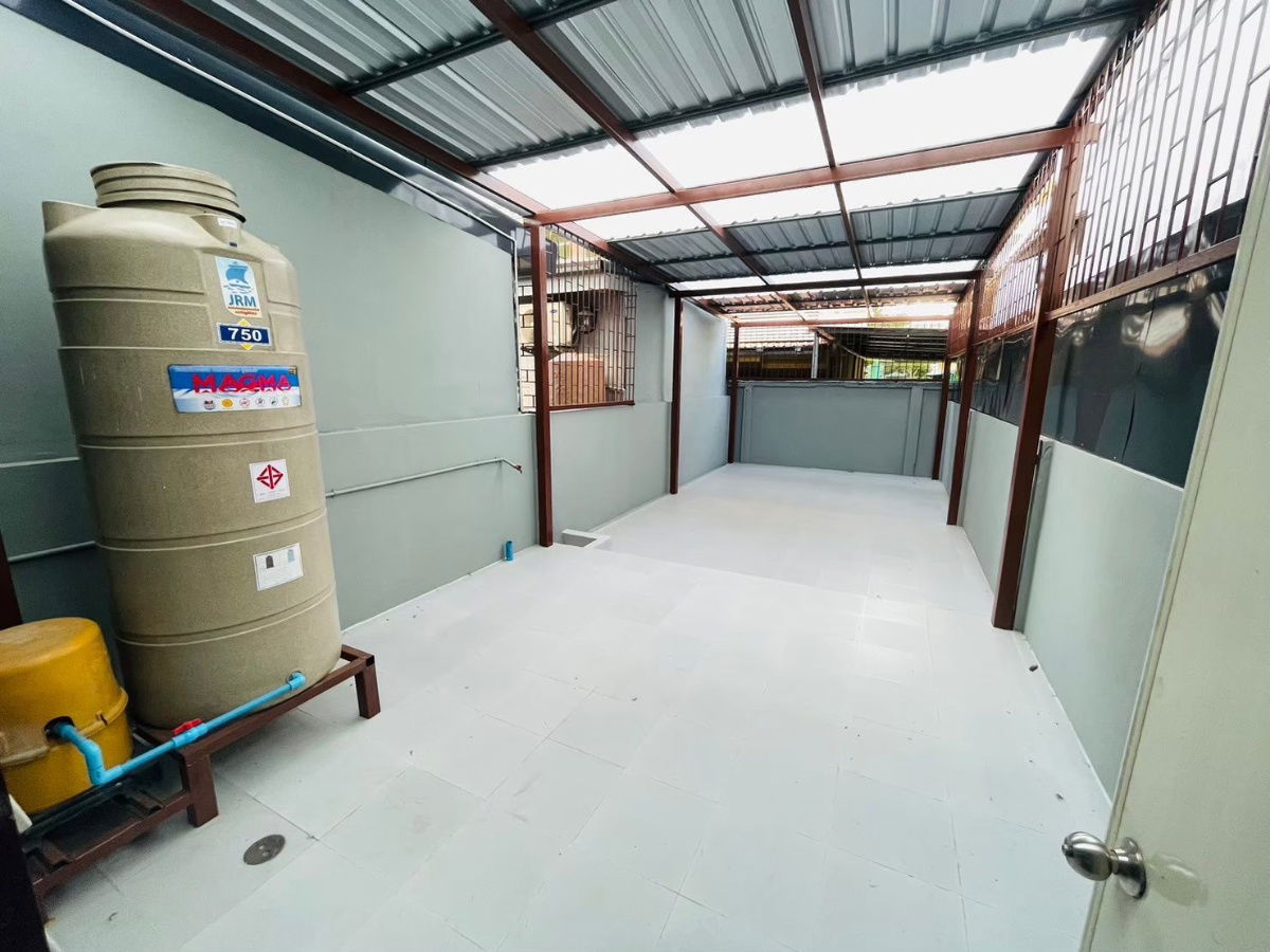 picture 3.5-story commercial building with front parking. The rear has been extended with roof and tiled floor. Spacious. Brand-new condition, never occupied. - 4/6