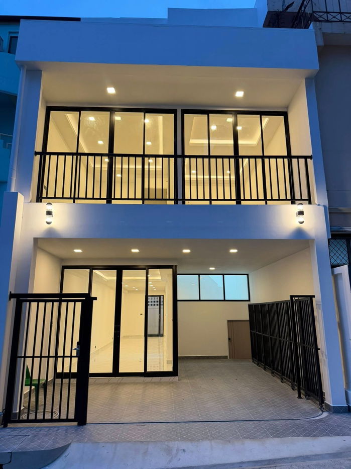 picture 3-Storey Townhome for Sale in Pattaya – Fully Renovated & Move-in Ready! - 1/40