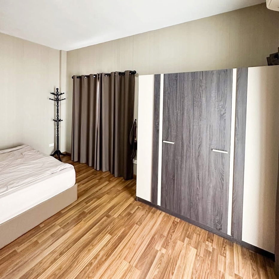 picture Townhouse for rent 📍 Tanapirom Srinakarin - Wongwaen 📍 4 bedrooms, 5 bathrooms, fully furnished and equipped with appliances - 8/11