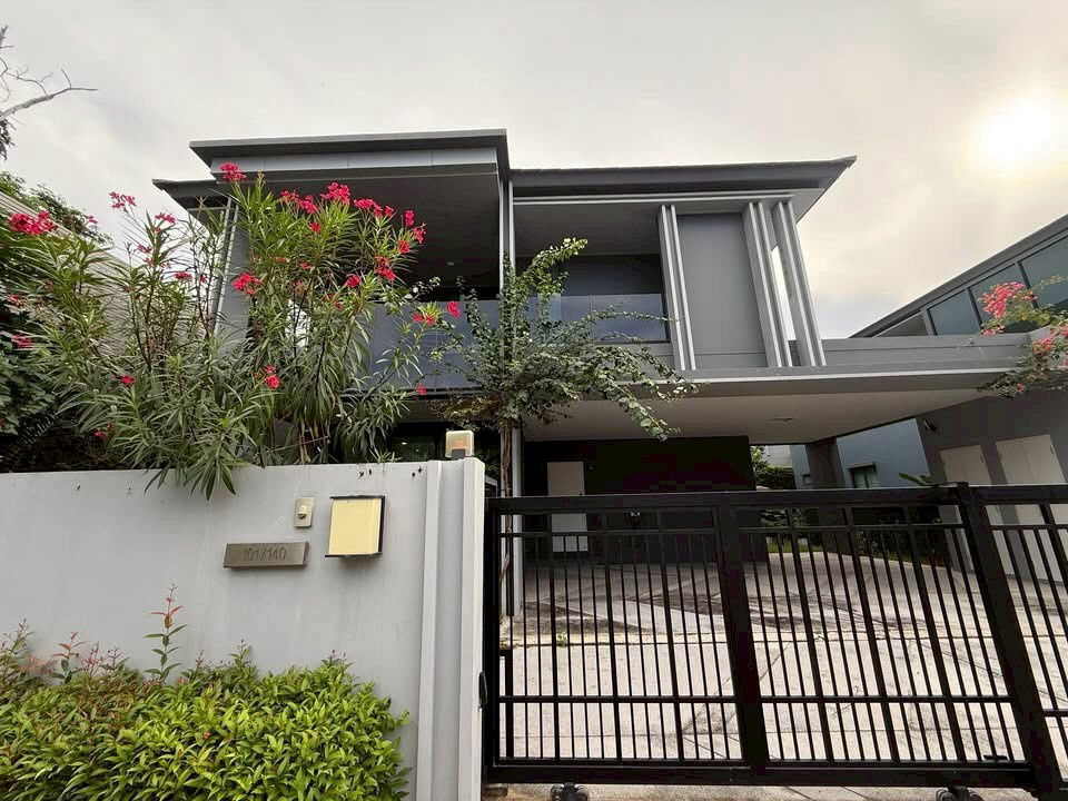 picture Setthasiri Krungthep kreetha                2 - 2/16