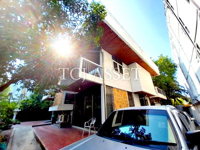 Houses for sale Bangna Commercial College : House for sale : Detached house on Soi Sukhumvit 81, next to BTS On Nut Station.