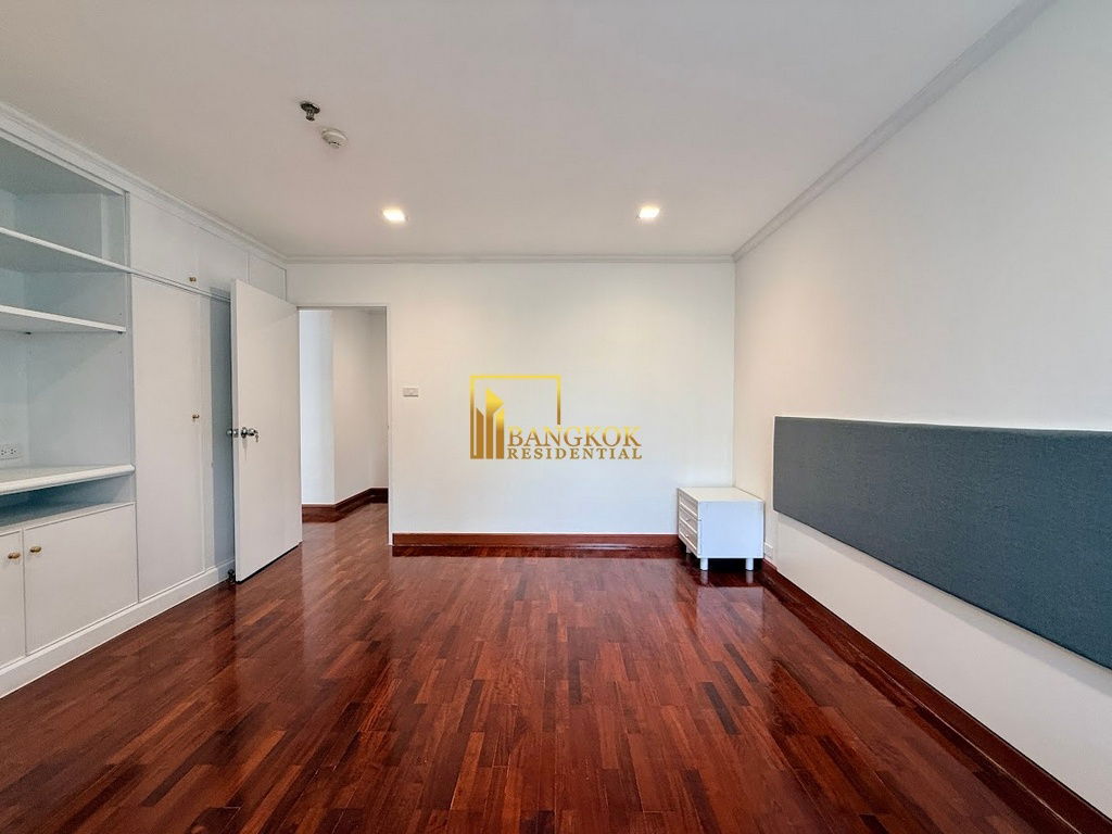 รูป Renovated 4 Bedroom Apartment For Rent in Sukhumvit 13 - BR20930AP - รูปที่ 35/53