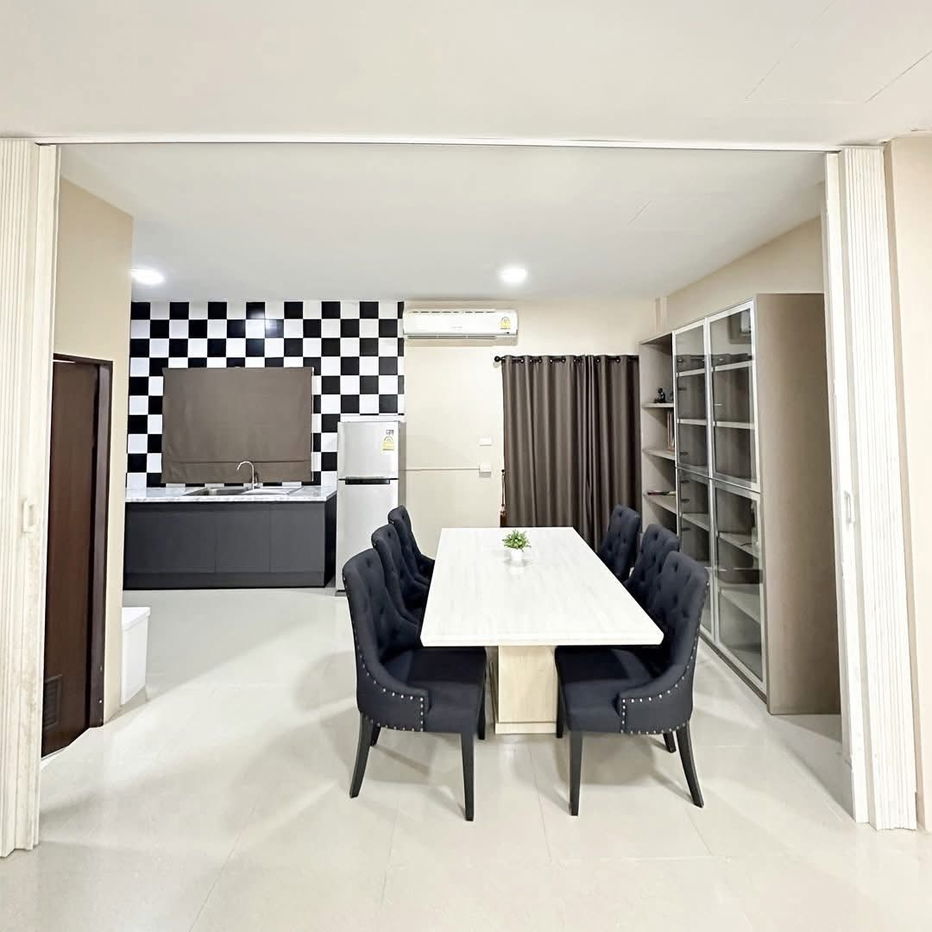 picture Townhouse for rent 📍 Tanapirom Srinakarin - Wongwaen 📍 4 bedrooms, 5 bathrooms, fully furnished and equipped with appliances - 7/11