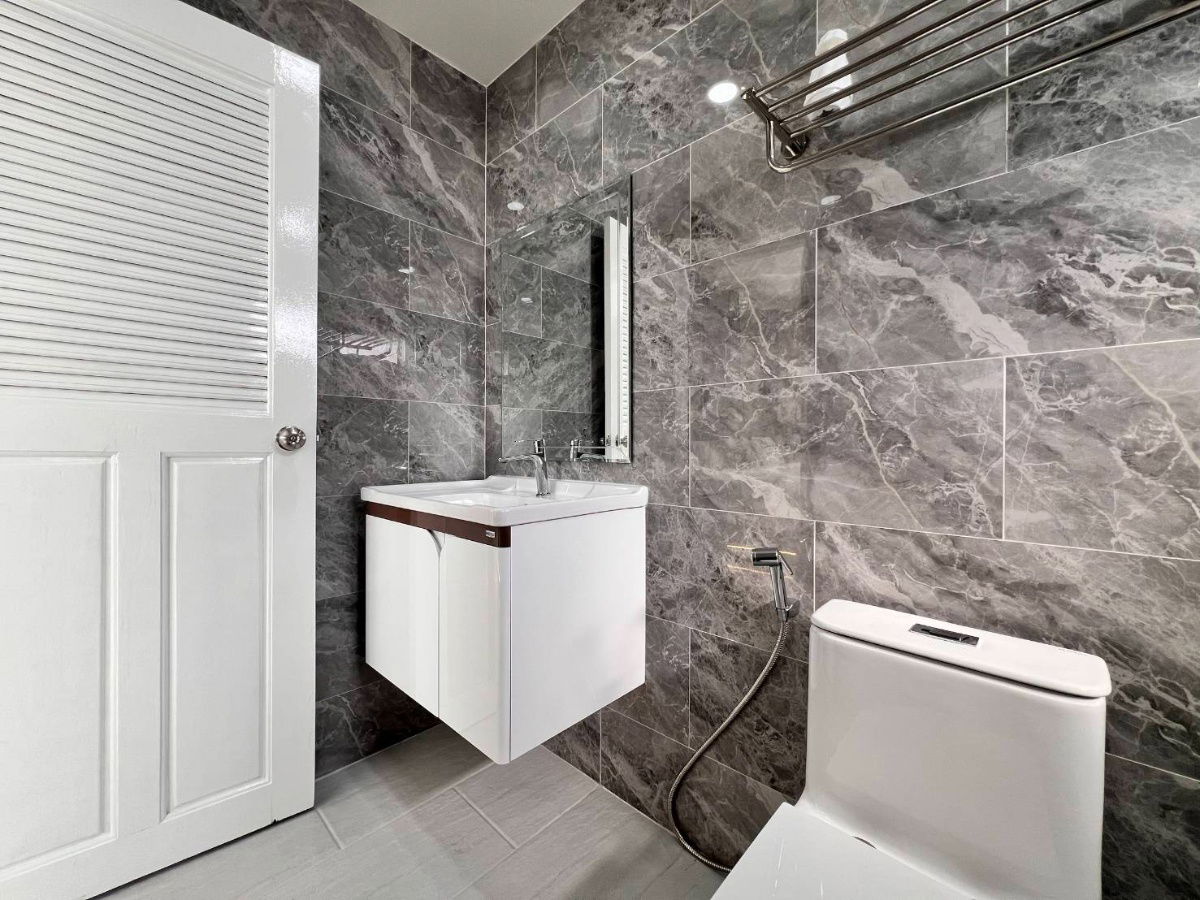 รูป บ้านเดี่ยว 3 ห้องนอน ขนาด 83 ตร.วา เรโนเวทใหม่ทั้งหลัง พร้อมสระว่ายน้ำ พร้อมอยู่ เมืองพัทยา - รูปที่ 24/31