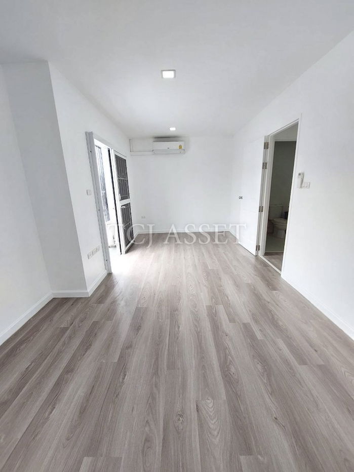 picture Townhouse for sale : Niran Ville 59 Village, Srinakarin Road. - 11/12