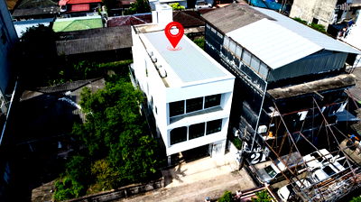 Home office for sale Bangkok : Prime Home Office Location in Ladprao Soi 1! 49 sq.wah of land 300 sq.m. of usable space. Easy access to the city, near 2 BTS/MRT lines, 