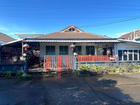  Single storey house for rent with 4 bedrooms,2 toilets and 1 kitchen. 