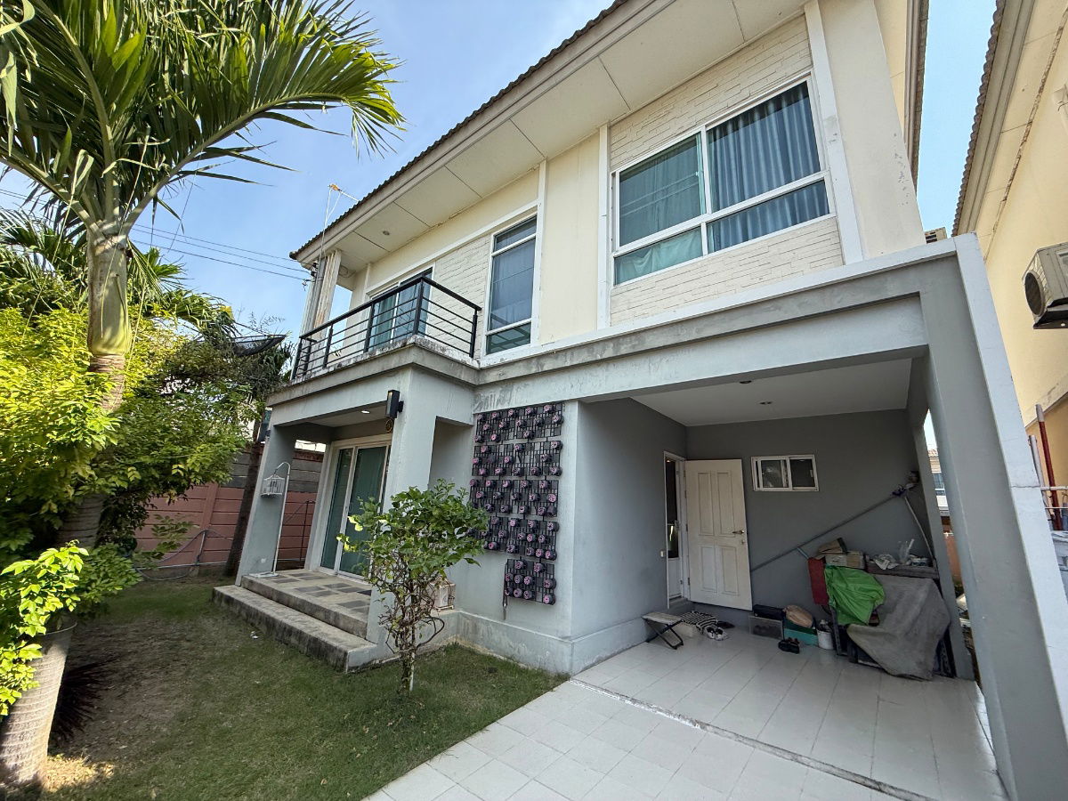 picture  A semi-detached house designed to feel like a single detached home. This unit is on a corner plot with a good location - 4/11