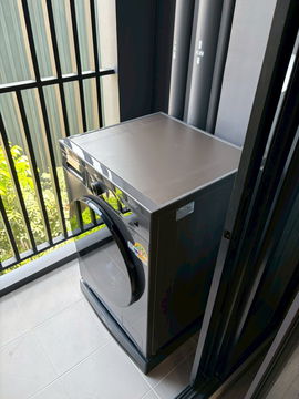 ห้องชุดให้เช่า ในโครงการ Maroon Ratchada32 ใจกลางรัชดา  มีเครื่องใช้ไฟฟ้า เฟอร์นิเจอร์ และสิ่งอำนวยความสะดวกครบครัน พร้อมเข้าอยู่