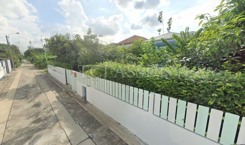 House for sale : Single-story detached house on Soi On Nut 53, Sukhumvit 77 Road, Prawet, Bangkok.