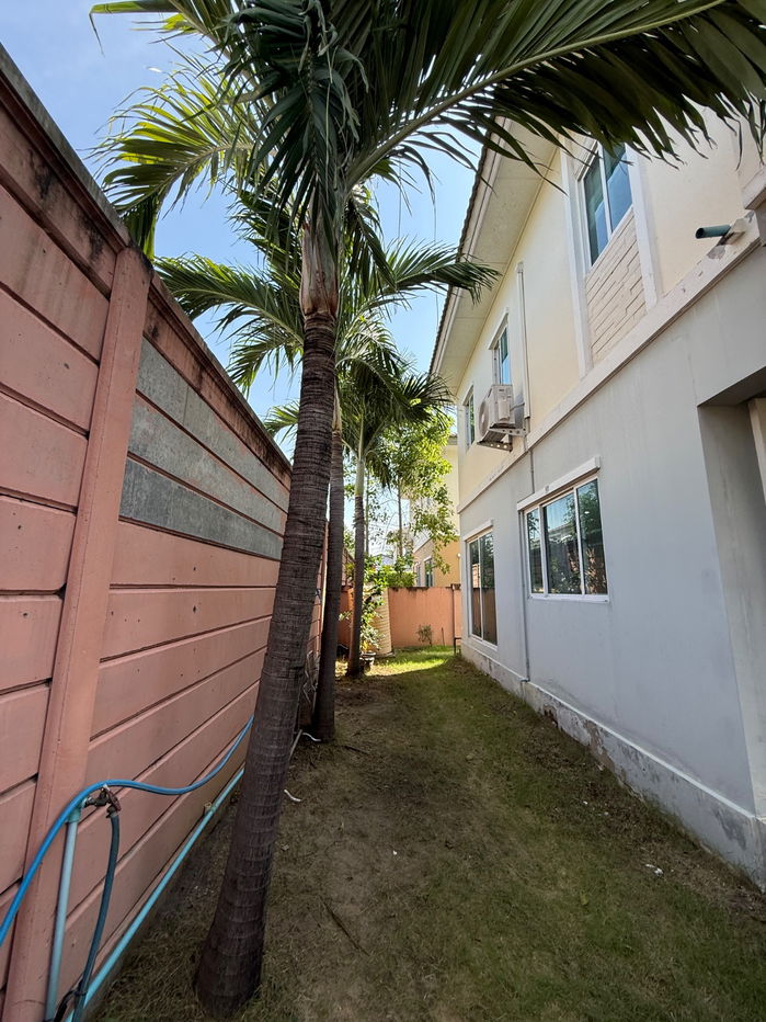 picture  A semi-detached house designed to feel like a single detached home. This unit is on a corner plot with a good location - 9/11