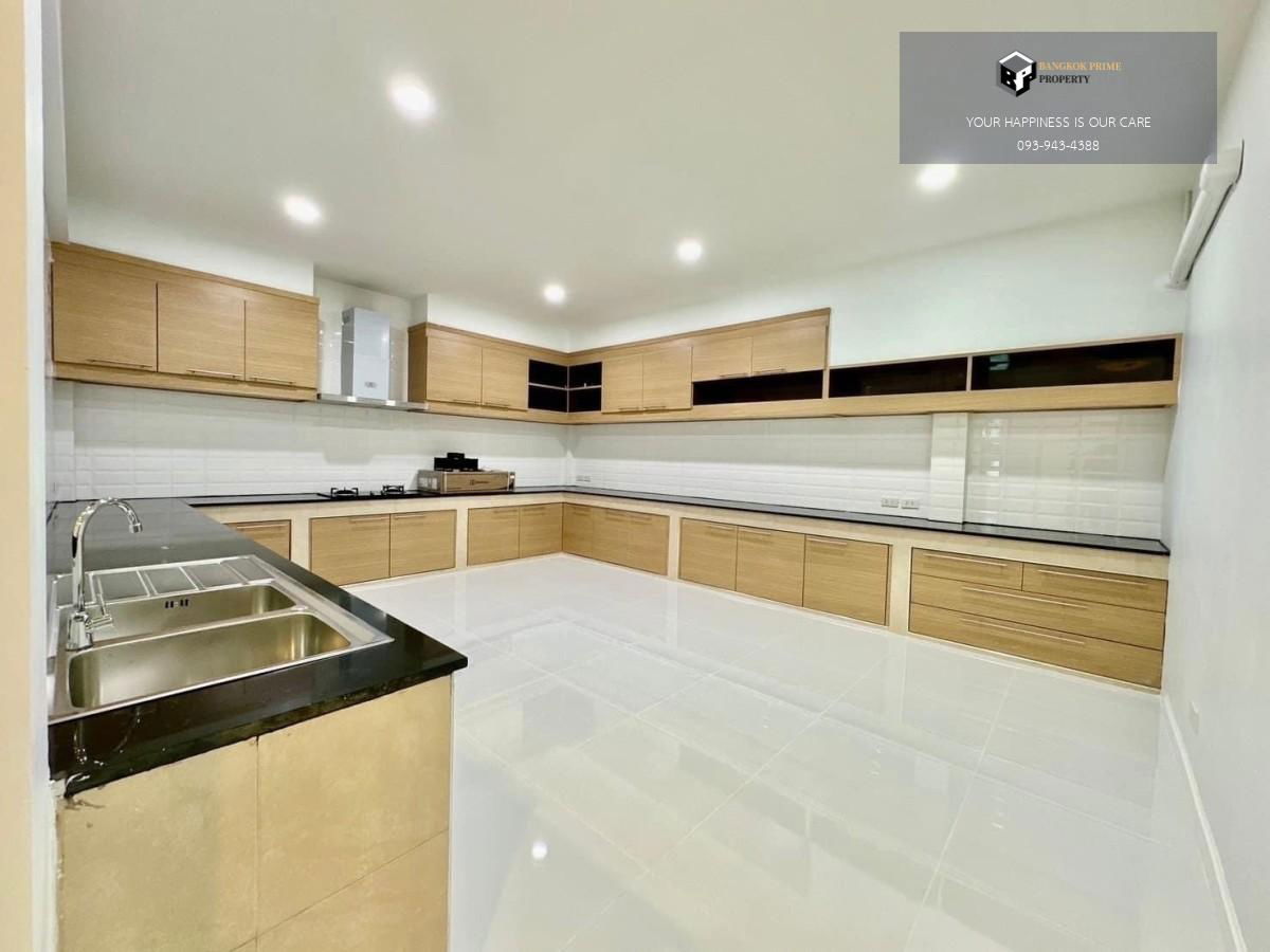 picture Perfect Masterpiece Sukhumvit 77 | Large luxury swimming pool, new furniture and appliances. 房子里有一个大型豪华游泳池，所有家具和电器都是全新的。 #2025112813210 - 10/18