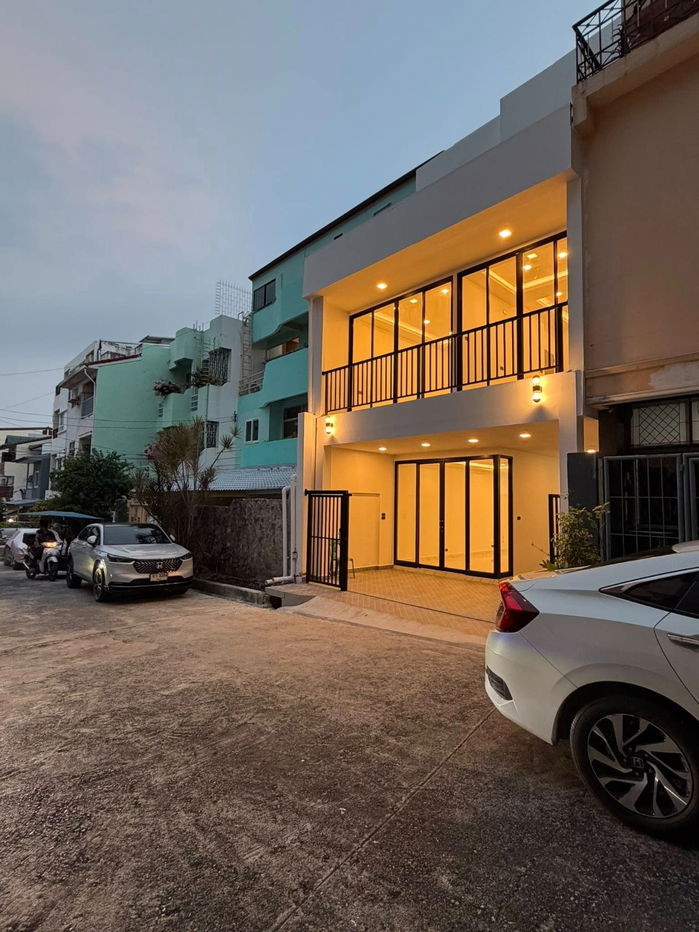 picture 3-Storey Townhome for Sale in Pattaya – Fully Renovated & Move-in Ready! - 4/40
