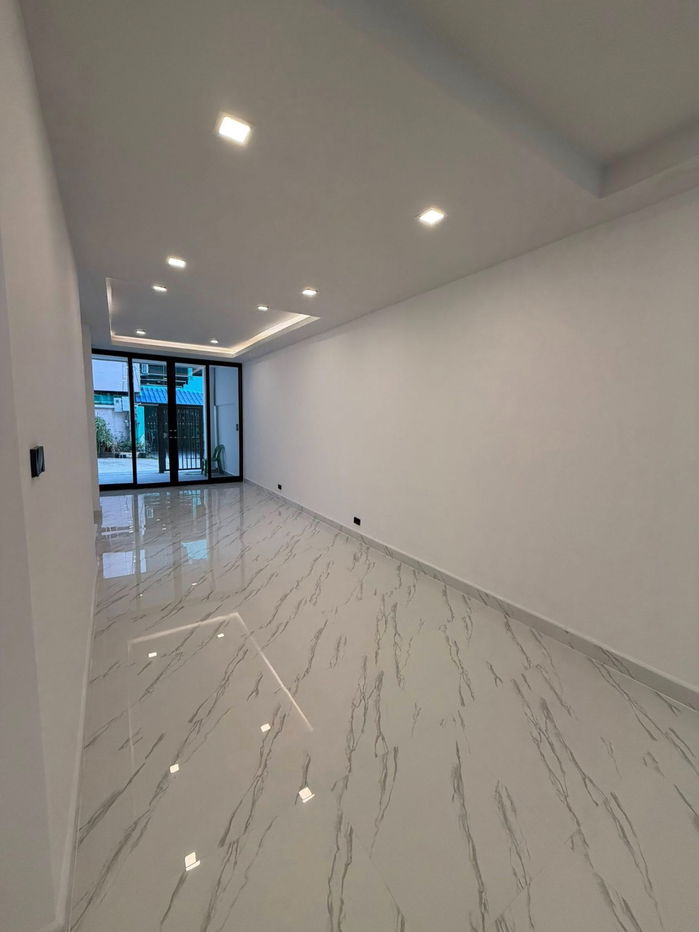 picture 3-Storey Townhome for Sale in Pattaya – Fully Renovated & Move-in Ready! - 9/40