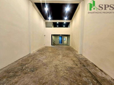 Shophouses for rent Phra Khanong Tai : Commercial Building for Rent, Next to BTS Punnawithi (SPSJN250)