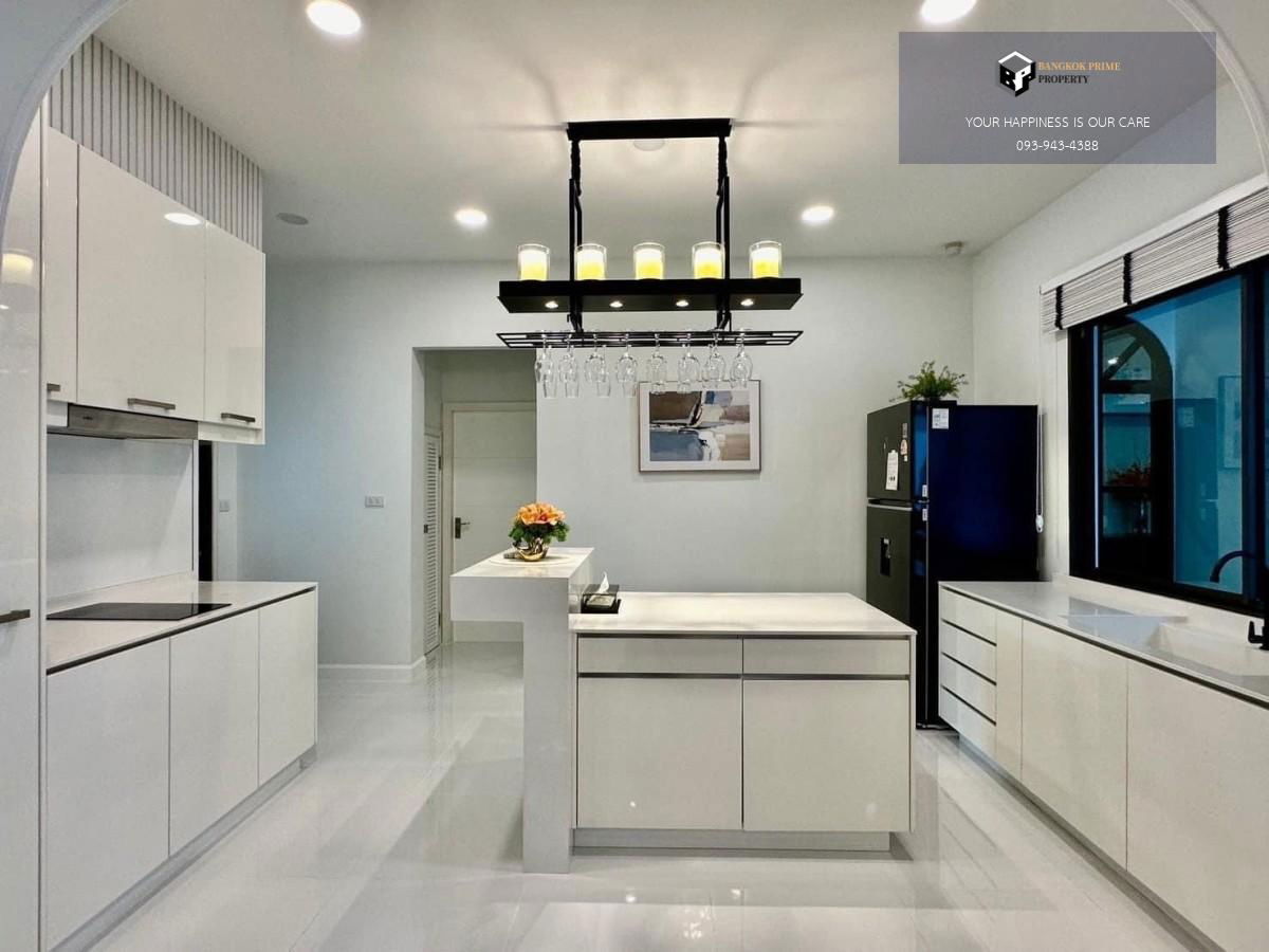 picture Perfect Masterpiece Sukhumvit 77 | Large luxury swimming pool, new furniture and appliances. 房子里有一个大型豪华游泳池，所有家具和电器都是全新的。 #2025112813210 - 9/18