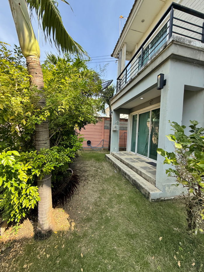 picture  A semi-detached house designed to feel like a single detached home. This unit is on a corner plot with a good location - 5/11