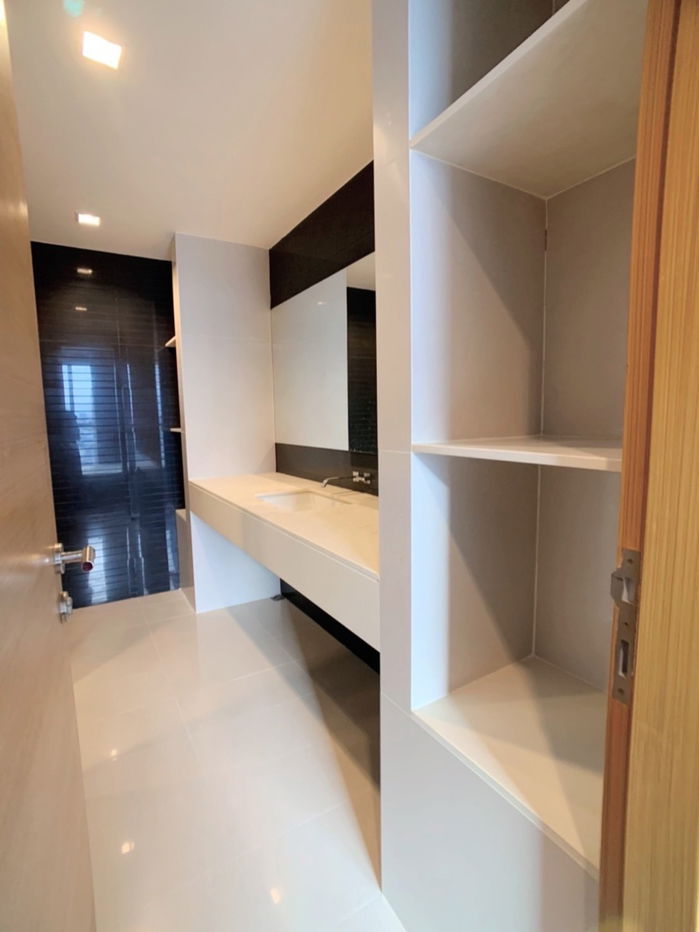 picture Ready to move in "𝐑𝐡𝐲𝐭𝐡𝐦 𝐑𝐚𝐭𝐜𝐡𝐚𝐝𝐚-𝐇𝐮𝐚𝐢𝐤𝐡𝐰𝐚𝐧𝐠"  High Floor 1 Bed 1 Bath 46 Sq.m. Near : MRT-Huaikhwang - 9/12