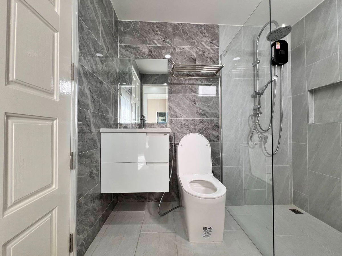 รูป บ้านเดี่ยว 3 ห้องนอน ขนาด 83 ตร.วา เรโนเวทใหม่ทั้งหลัง พร้อมสระว่ายน้ำ พร้อมอยู่ เมืองพัทยา - รูปที่ 29/31