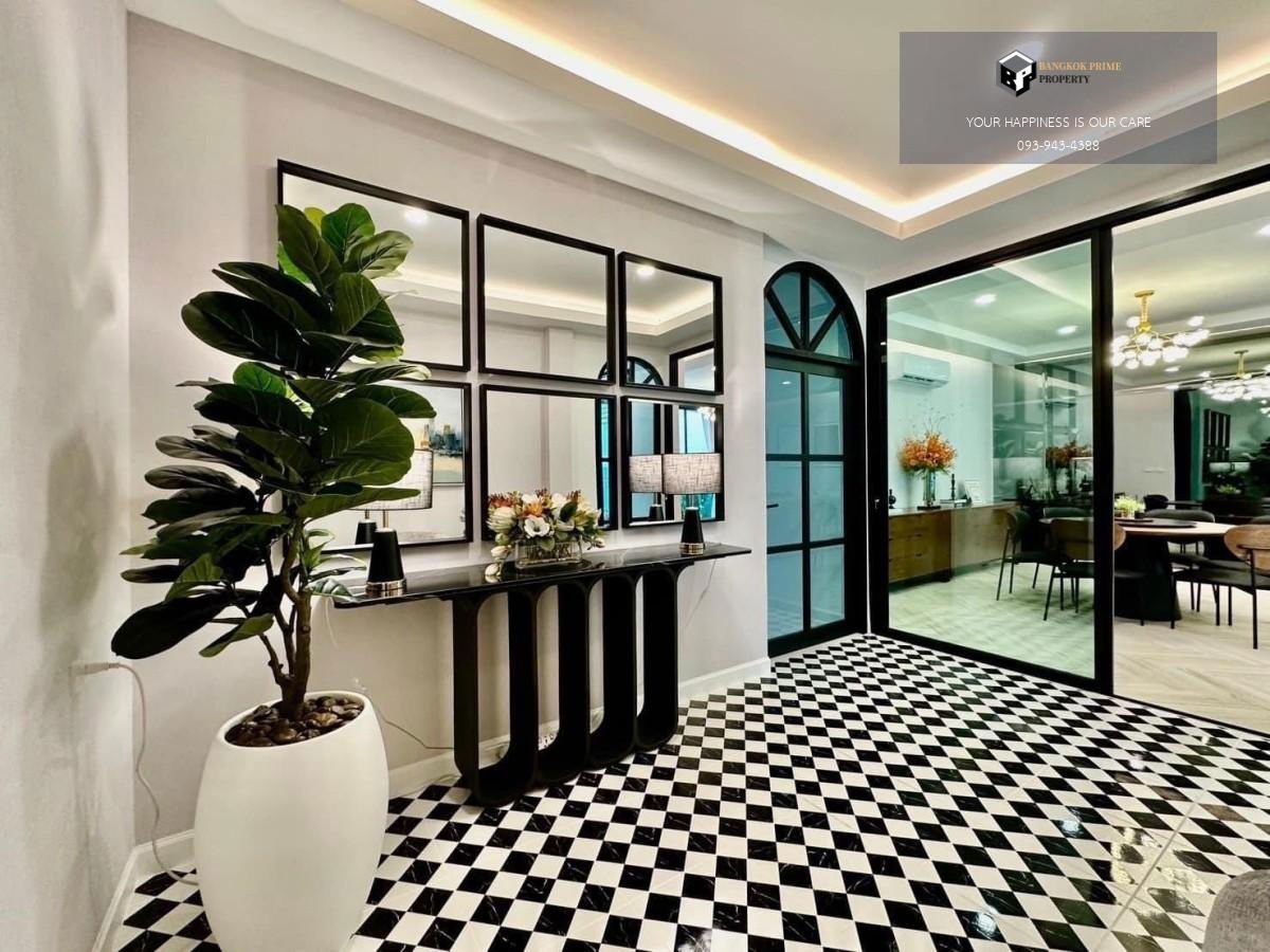 picture Perfect Masterpiece Sukhumvit 77 | Large luxury swimming pool, new furniture and appliances. 房子里有一个大型豪华游泳池，所有家具和电器都是全新的。 #2025112813210 - 8/18