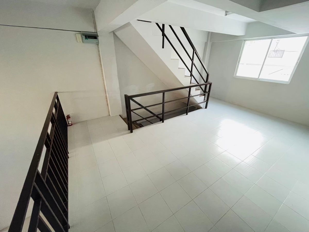 picture 3.5-story commercial building with front parking. The rear has been extended with roof and tiled floor. Spacious. Brand-new condition, never occupied. - 3/6