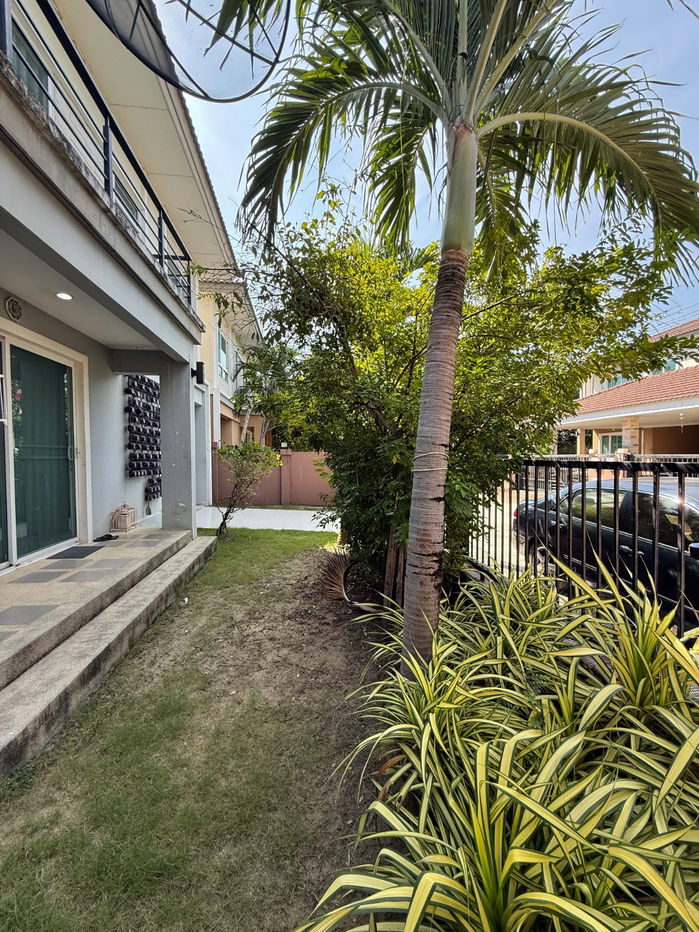 picture  A semi-detached house designed to feel like a single detached home. This unit is on a corner plot with a good location - 8/11