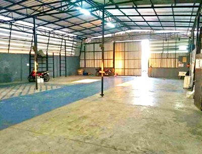 เช่าโรงงาน ถนนนวมินทร์ :  ให้เช่าโกดัง พร้อมสำนักงาน / พื้นที่ใช้สอย 400 ตารางเมตร / ซอยเสรีไทย 43 / เดินทางสะดวก เหมาะเป็นโกดังเก็บสินค้า / รถหกล้อ เท่านั้น