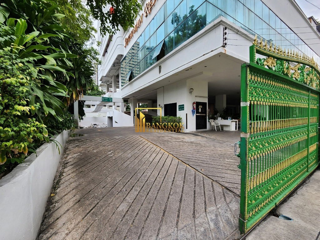 รูป Renovated 4 Bedroom Apartment For Rent in Sukhumvit 13 - BR20930AP - รูปที่ 52/53