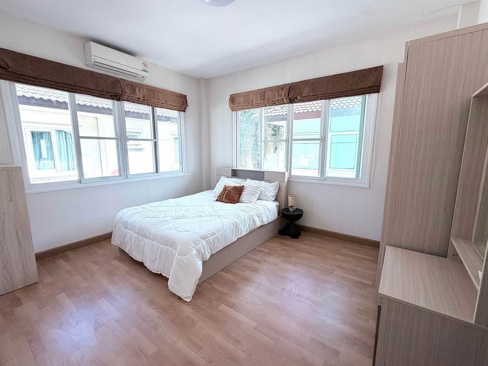 picture -Two storey house for rent with 4 bedrooms,3 toilets and 1 kitchen.  - 14/18