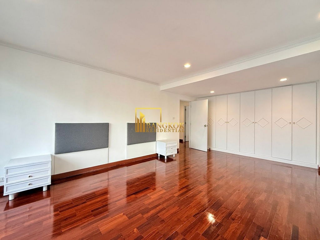 รูป Renovated 4 Bedroom Apartment For Rent in Sukhumvit 13 - BR20930AP - รูปที่ 19/53