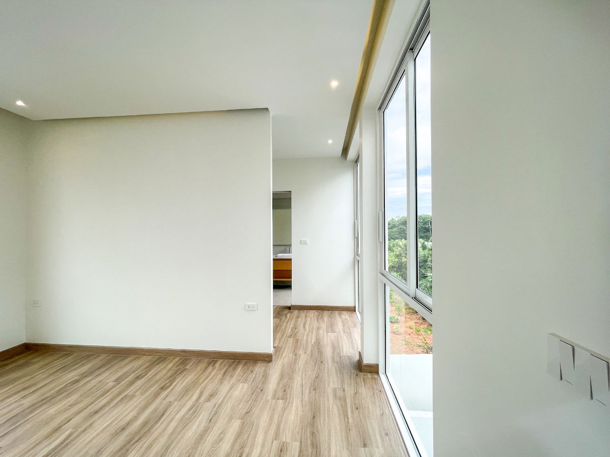 รูป บ้านเดี่ยวใกล้เมือง วิวสวย เดินทางเข้าออกหลายทางใกล้สนามบิน - รูปที่ 11/18