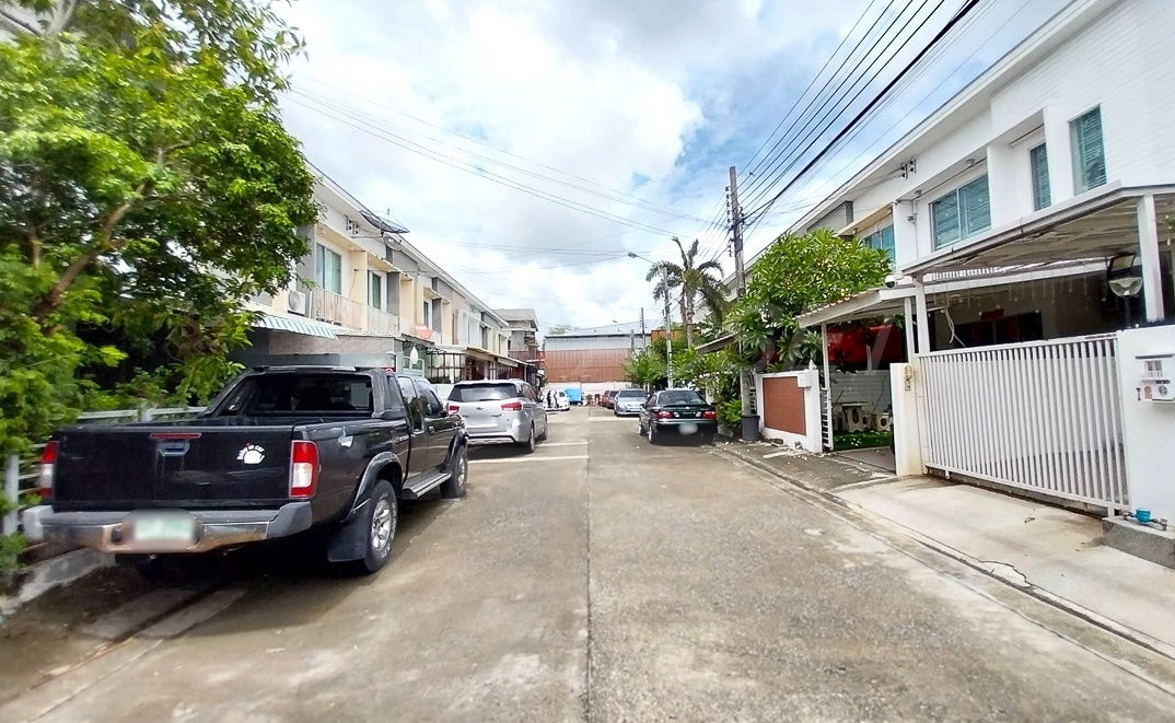 picture Townhouse for sale : The Connect Bearing Station Village , Soi Bearing 58, Sukhumvit 107 - 2/9