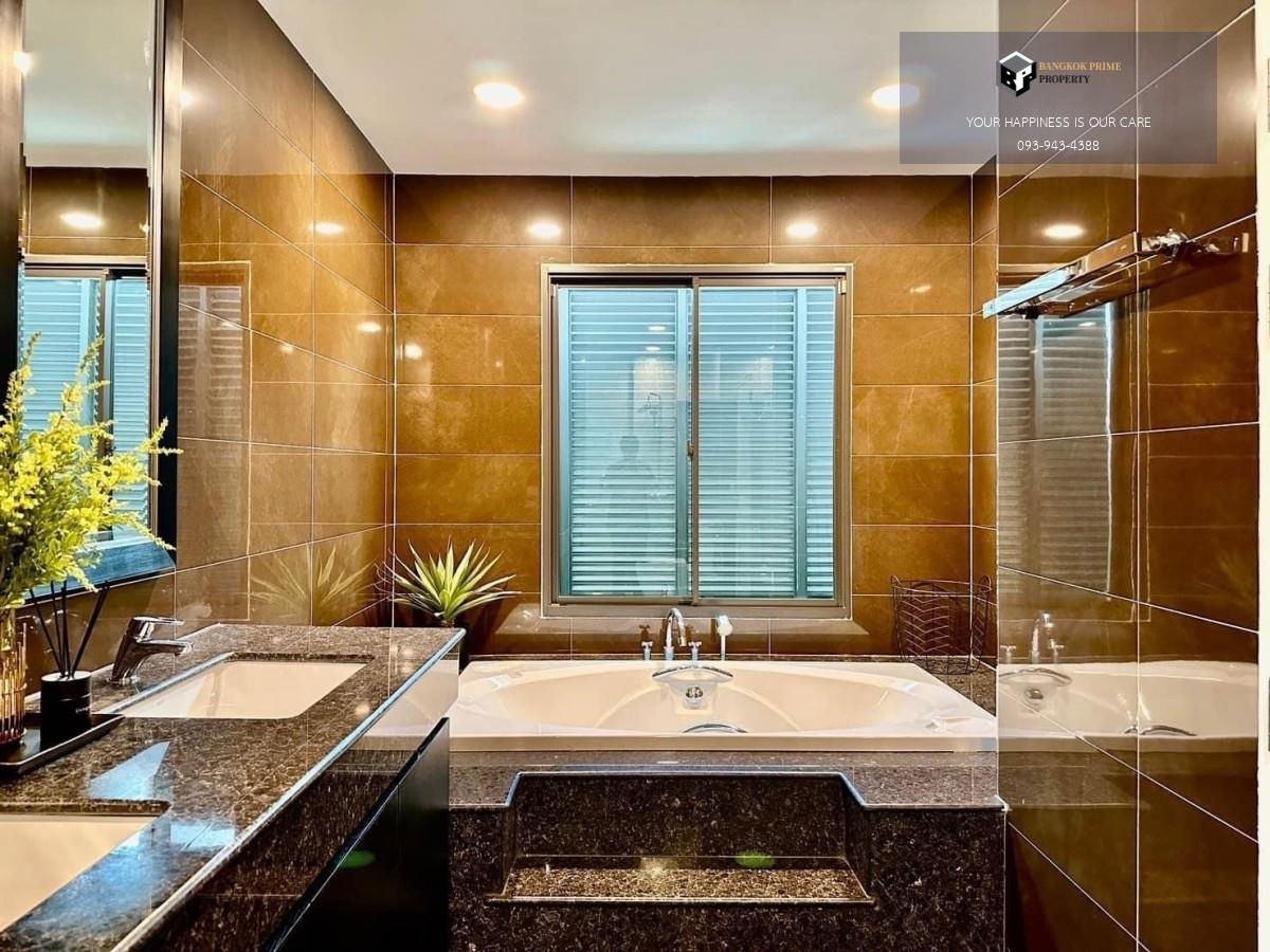 picture Perfect Masterpiece Sukhumvit 77 | Large luxury swimming pool, new furniture and appliances. 房子里有一个大型豪华游泳池，所有家具和电器都是全新的。 #2025112813210 - 18/18