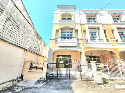 FOR SALE  TOWNHOUSE PROPERTY  3790000 BAHT.