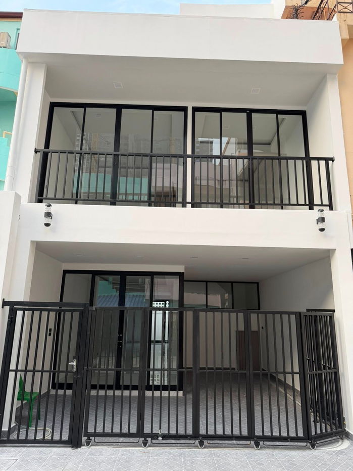 picture 3-Storey Townhome for Sale in Pattaya – Fully Renovated & Move-in Ready! - 3/40