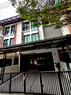 Townhouses for rent : Townhome for rent: Areeya Mandarina Sukumvit 77 (SPSAD3650)